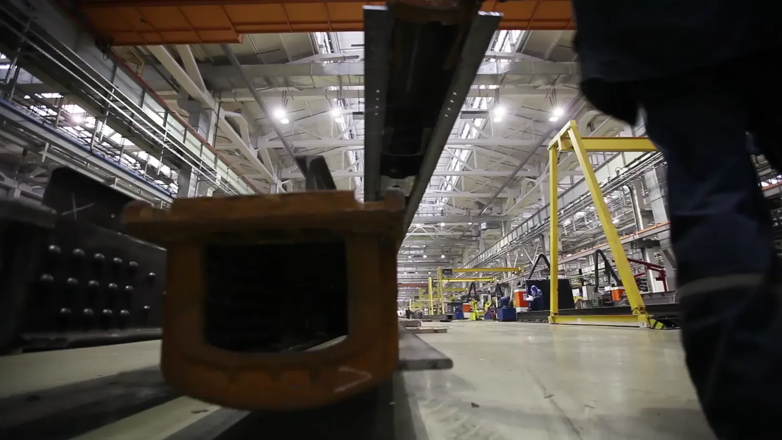 Factory operations inside an industrial production hall